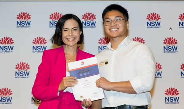 Jordan và Phó Thủ hiến Prue Car của bang New South Wales. Ảnh: NSW Government. Jordan và Phó Thủ hiến Prue Car của bang New South Wales. Ảnh: NSW Government.