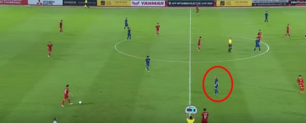 Tiền vệ Theerathon, rất hay đi bộ ở khoảng giữa sân. Ảnh: YouTube.