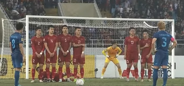 ĐT Thái Lan có đội trưởng Theerathon (3) vốn là hậu vệ nhưng sút phạt rất tốt. Ảnh: YouTube.