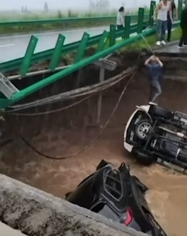 Dưới hố còn có một xe nữa đã lao xuống, không biết từ lúc nào. Ảnh: ABCNews.