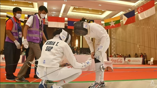 Kiria xịt giảm đau cho đối thủ của mình trong trận bán kết môn đấu kiếm nữ. Ảnh: Jeremy Long/ CNA.