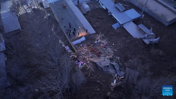 Hình ảnh chụp từ trên cao cho thấy nhà cửa bị hư hại, các nhân viên cứu hộ đang tìm kiếm giữa trời lạnh giá. Ảnh: Xinhua.