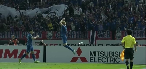 Đội trưởng ĐT Thái Lan ăn mừng bàn thắng theo phong cách của Cristiano Ronaldo. Ảnh: YouTube. Đội trưởng ĐT Thái Lan ăn mừng bàn thắng theo phong cách của Cristiano Ronaldo. Ảnh: YouTube.