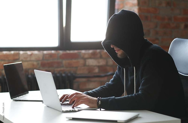 Hóa ra "người yêu qua mạng" của Trương lại chính là "bạn thân" trong trại giam. Ảnh minh họa: The Brussels Times. Hóa ra "người yêu qua mạng" của Trương lại chính là "bạn thân" trong trại giam. Ảnh minh họa: The Brussels Times.