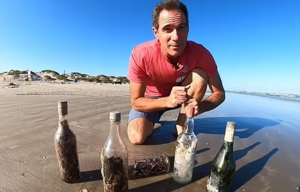 Nhà nghiên cứu Jace Tunnell và một số "chai phù thủy". Ảnh: Mail Online. Nhà nghiên cứu Jace Tunnell và một số "chai phù thủy". Ảnh: Mail Online.