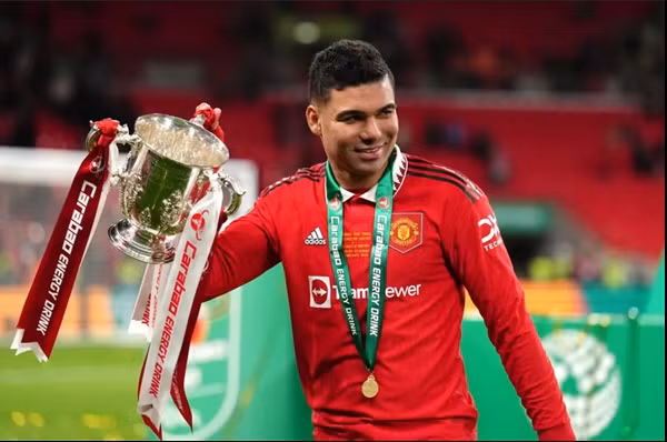 Casemiro ăn mừng chiến thắng sau trận Chung kết cúp Carabao vừa diễn ra. Ảnh: PA.