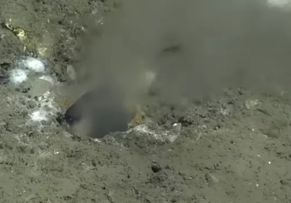 Nước phun ra từ "điểm rò rỉ". Ảnh: ĐH Washington.