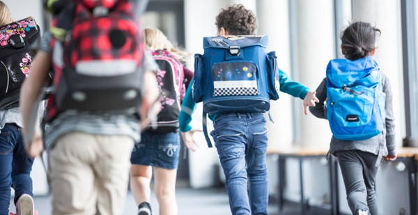 Ngày càng nhiều trường học ở Mỹ áp dụng tuần học 4 ngày. Ảnh: CBS News.