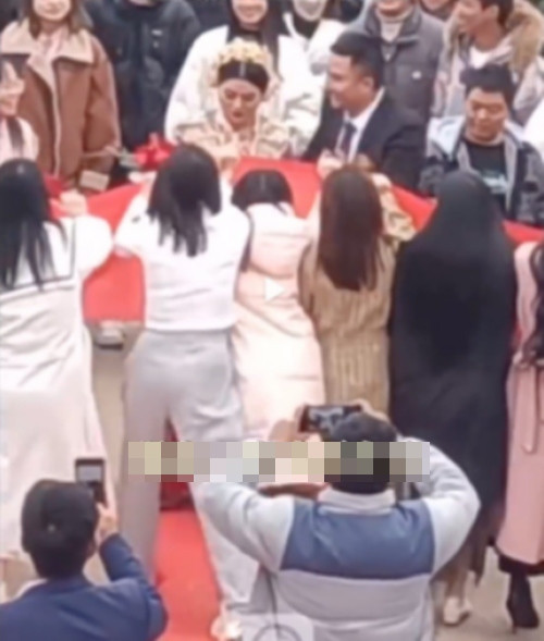 Cô dâu mới cũng ra hỏi chuyện. Ảnh: Weibo.