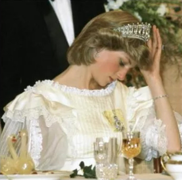 Nhiều nguồn tin nói rằng Công nương Diana bị đau đầu do chiếc vương miện rất nặng, lại gây tiếng ồn. Ảnh: Getty.