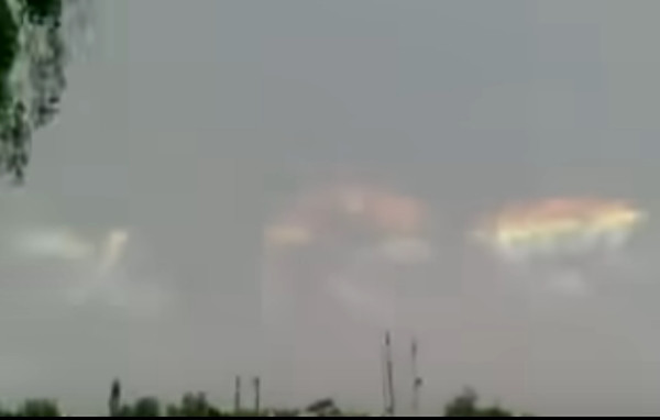 Những đám mây trông như phát sáng nhiều màu trên bầu trời vào khoảng 30 phút trước đại địa chấn ở Tứ Xuyên (Trung Quốc) năm 2008. Ảnh: Innison.