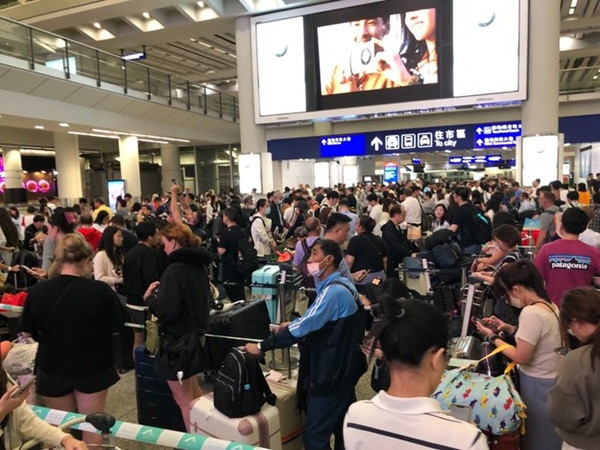 Sân bay Quốc tế Hong Kong (Trung Quốc) khá lộn xộn vào tối 8/10 khi nhiều chuyến bay bị hoãn/ hủy, không có xe buýt đưa hành khách rời sân bay. Ảnh: Aaron Busch. Sân bay Quốc tế Hong Kong (Trung Quốc) khá lộn xộn vào tối 8/10 khi nhiều chuyến bay bị hoãn/ hủy, không có xe buýt đưa hành khách rời sân bay. Ảnh: Aaron Busch.