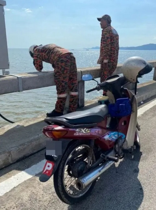 Xe máy mà cô gái để lại trên cầu. Ảnh: Sin Chew. Xe máy mà cô gái để lại trên cầu. Ảnh: Sin Chew.