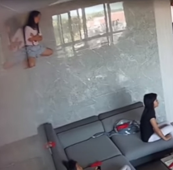 Mỗi người một cách ngồi xem TV. Ảnh: Douyin.