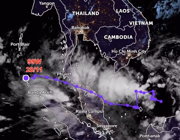 Áp thấp 99W với đường đi dài và khác dự báo. Ảnh: Zoom Earth, JMA.