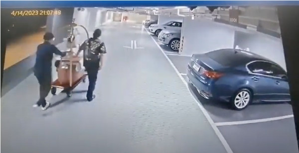 Wang bị bắt lên chính chiếc xe sang mà anh ta mua cho cô người yêu. Ảnh: Khaosod.