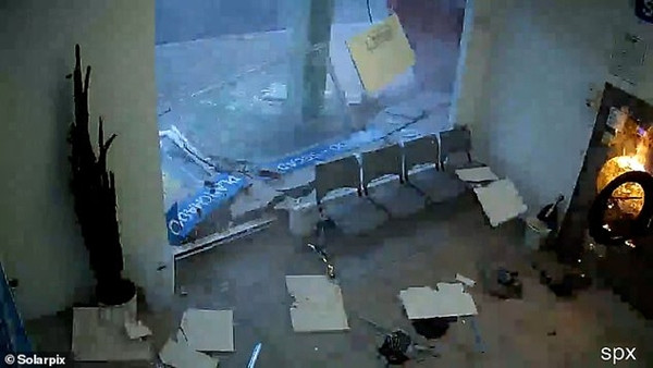 Phòng giặt đồ tan hoang sau vụ nổ - chỉ vài giây kể từ khi vị khách duy nhất rời đi. Ảnh: Solarpix.