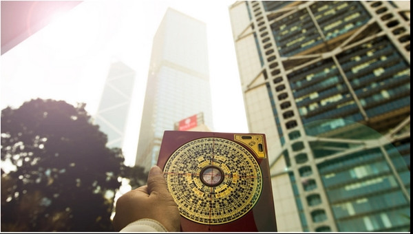 Thầy phong thủy đã nhận tiền của khách hàng để giúp chọn một căn hộ phù hợp. Ảnh minh họa: Adobe Stock.