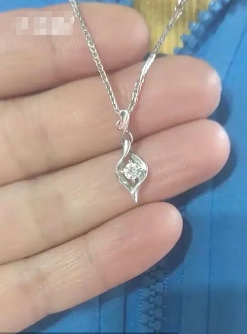 Nhìn sợi dây chuyền đã thấy không phải là đồ của trẻ em. Ảnh: Weibo.