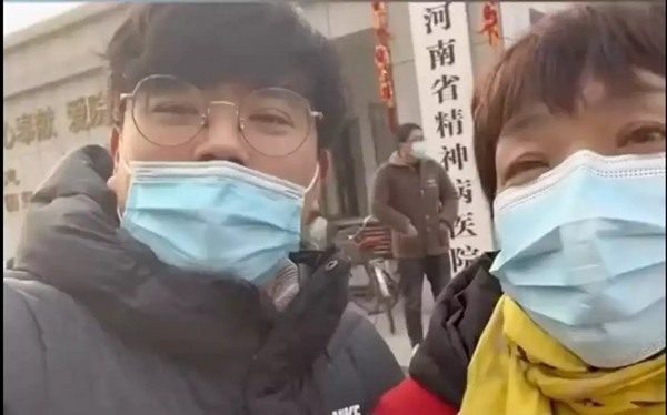 Anh Vương và mẹ. Ảnh: Weibo.