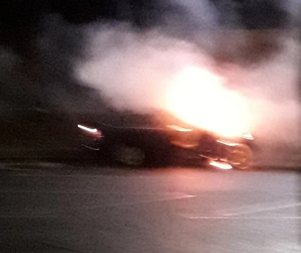 Trời vẫn còn tối vào lúc 6h, nên nhìn ngọn lửa bùng lên càng rõ. Ảnh: MEN Media. Trời vẫn còn tối vào lúc 6h, nên nhìn ngọn lửa bùng lên càng rõ. Ảnh: MEN Media.