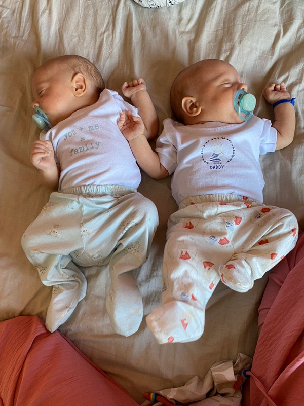 Các bé sinh đôi nếu mặc đồ khác nhau thì dễ phân biệt hơn. Ảnh: Sofia Rodríguez.