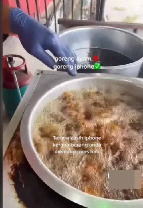 Hình ảnh khi bác Zaiem giới thiệu cách chiên gà. Ảnh: Zaiem.