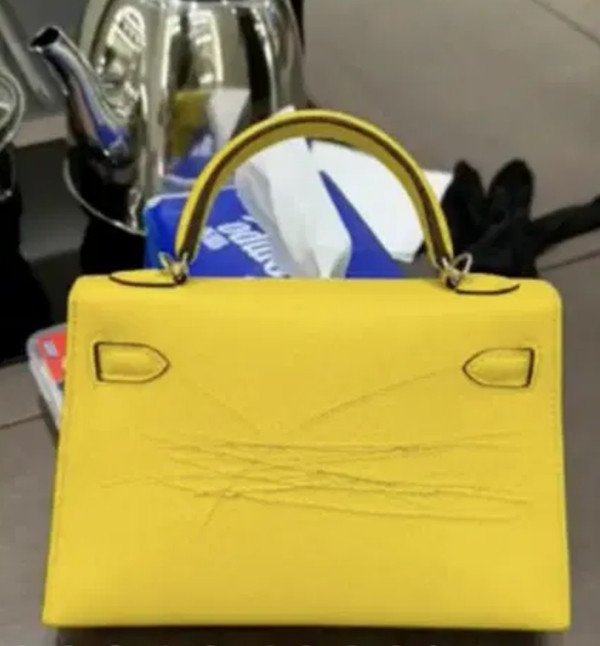 &quot;Nạn nhân&quot; của vụ cãi nhau giữa cô gái và người yêu. Ảnh: Weibo.