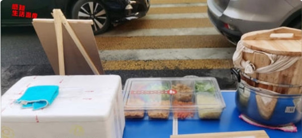 Quầy thức ăn của Lan. Ảnh: Weibo. Quầy thức ăn của Lan. Ảnh: Weibo.