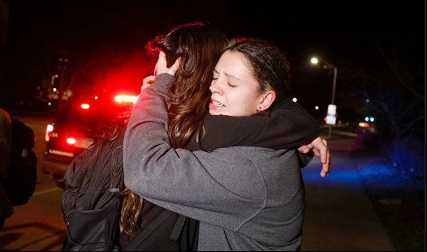 Sinh viên ĐH bang Michigan an ủi nhau sau vụ xả súng ngày 13/2. Ảnh: Bill Pugliano/ Getty. Sinh viên ĐH bang Michigan an ủi nhau sau vụ xả súng ngày 13/2. Ảnh: Bill Pugliano/ Getty.