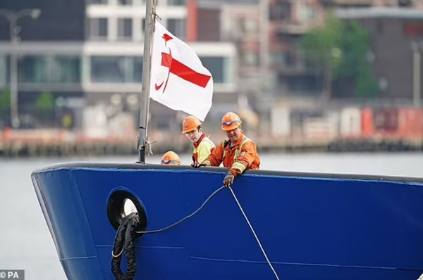 Khi tàu quay về, số người trên tàu đã giảm đi 5 so với khi đi. Ảnh: PA. Khi tàu quay về, số người trên tàu đã giảm đi 5 so với khi đi. Ảnh: PA.