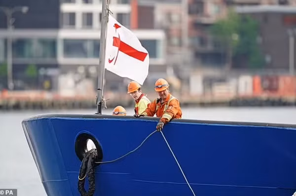 Khi tàu quay về, số người trên tàu đã giảm đi 5 so với khi đi. Ảnh: PA.