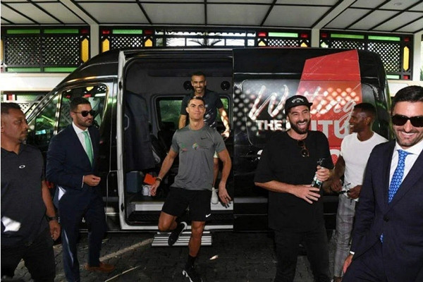 CR7 đến Singapore vào cuối tuần vừa rồi. Ảnh: AZMI ATHNI.