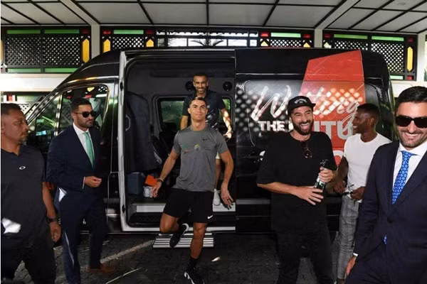CR7 đến Singapore vào cuối tuần vừa rồi. Ảnh: AZMI ATHNI.