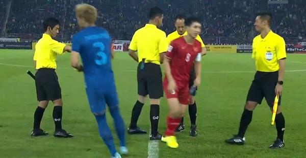 Bắt tay các trọng tài xong là mỗi người xoay một hướng luôn. Ảnh: YouTube. Bắt tay các trọng tài xong là mỗi người xoay một hướng luôn. Ảnh: YouTube.