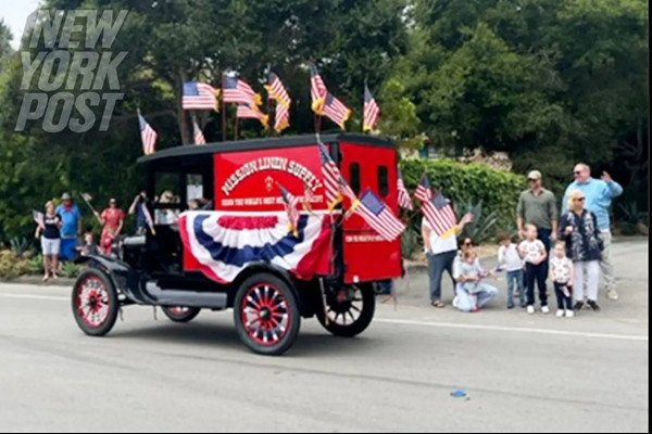 Meghan và Archie sau đó cũng tới đứng cùng Harry và Lilibet. Ảnh: Backgrid/ New York Post.