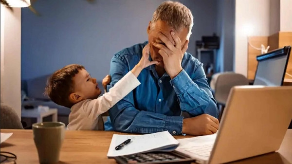 Cựu nhân viên ngân hàng cho rằng ở nhà làm việc online là sự "xâm phạm gia cư và cuộc sống riêng tư". Ảnh minh họa: Mashable. Cựu nhân viên ngân hàng cho rằng ở nhà làm việc online là sự "xâm phạm gia cư và cuộc sống riêng tư". Ảnh minh họa: Mashable.