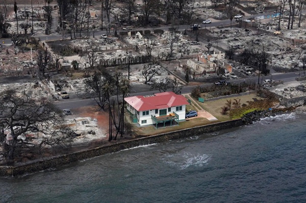 Một ngôi nhà vẫn nguyên vẹn giữa khung cảnh hoang tàn ở Lahaina (Maui, Hawaii, Mỹ). Ảnh: Reddit. Một ngôi nhà vẫn nguyên vẹn giữa khung cảnh hoang tàn ở Lahaina (Maui, Hawaii, Mỹ). Ảnh: Reddit.