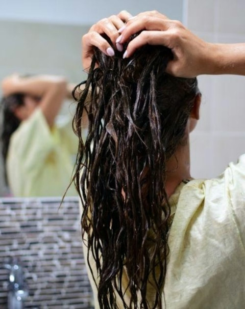 Không nên dội nước lạnh vào đầu ngay khi vừa đi nắng về. Ảnh minh họa: Feel Unique.