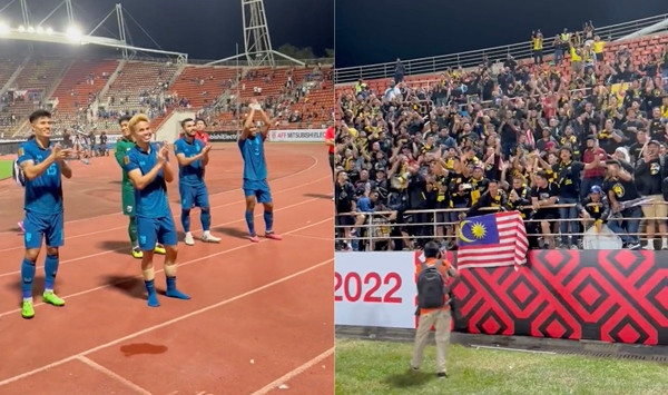 Các cầu thủ Thái Lan xúc động trước hành động đẹp của CĐV Malaysia. Ảnh: Twitter. Các cầu thủ Thái Lan xúc động trước hành động đẹp của CĐV Malaysia. Ảnh: Twitter.