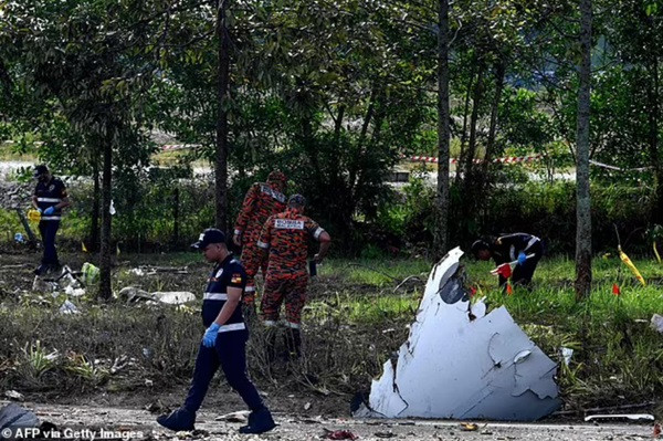 Các nhân viên cứu hộ ở hiện trường máy bay rơi. Ảnh: AFP via Getty. Các nhân viên cứu hộ ở hiện trường máy bay rơi. Ảnh: AFP via Getty.