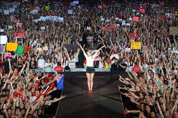 Taylor Swift và các fan trong một buổi biểu diễn. Ảnh: Scott Barbour/ TAS/ Getty.