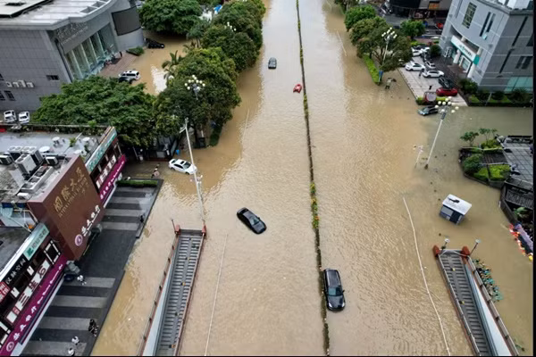 Mưa to do bão Doksuri gây ngập lụt ở Phúc Châu (tỉnh Phúc Kiến, Trung Quốc). Ảnh: Reuters.