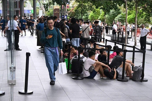 Fan Apple chờ mua iPhone 15 bên ngoài một cửa hàng Apple ở Singapore. Ảnh: AZMI ATHNI/ The Straits Times. Fan Apple chờ mua iPhone 15 bên ngoài một cửa hàng Apple ở Singapore. Ảnh: AZMI ATHNI/ The Straits Times.