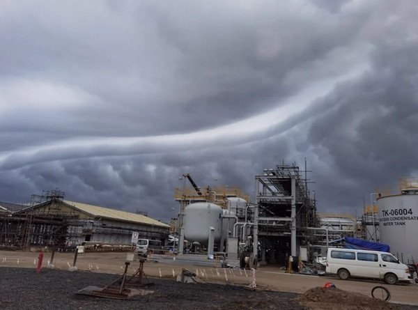 Có nơi, "dải phân cách" trên bầu trời là đường cong chứ không thẳng. Ảnh: Bintulu News.