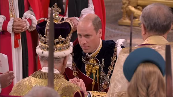 Hoàng tử William thề trung thành trong Lễ Đăng Quang của Vua Charles III. Ảnh: Sky News.