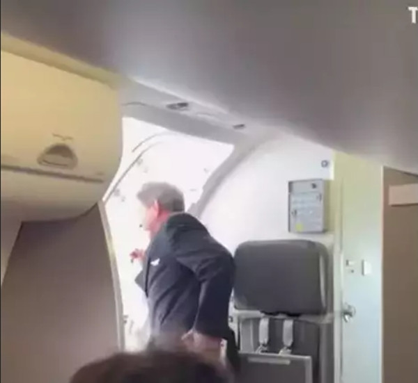 Nam tiếp viên hàng không bỏ đi vì không muốn làm việc chung với đồng nghiệp của mình. Ảnh: TYT Sports. Nam tiếp viên hàng không bỏ đi vì không muốn làm việc chung với đồng nghiệp của mình. Ảnh: TYT Sports.