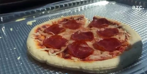 Pizza được nướng chín bằng cách để trong xe ô tô đỗ ngoài trời. Ảnh: AZCentral.