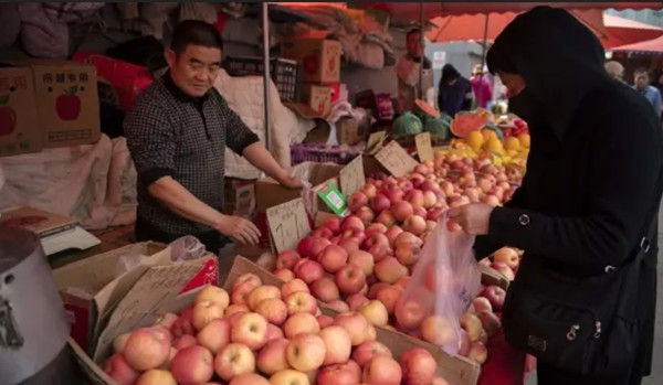 Người bán hoa quả được thừa kế tài sản lớn từ cụ ông không có họ hàng gì với mình. Ảnh minh họa: Nicolas Asfouri/ AFP/ Getty Images. Người bán hoa quả được thừa kế tài sản lớn từ cụ ông không có họ hàng gì với mình. Ảnh minh họa: Nicolas Asfouri/ AFP/ Getty Images.