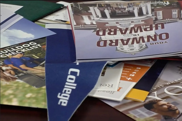 Dennis nhận được rất nhiều thư mời nhập học và học bổng từ nhiều trường đại học danh giá ở Mỹ. Ảnh: WWLTV.